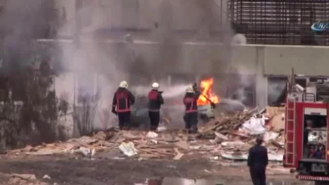 Istanbul'da Park Halindeki Araç Alev Alev Yandı