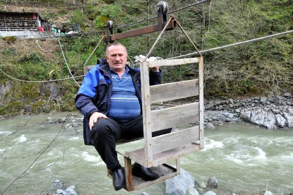 Artvinli Arıcı, Kovanlara Ulaşabilmek İçin Kabinli Teleferik Hattı Kurdu