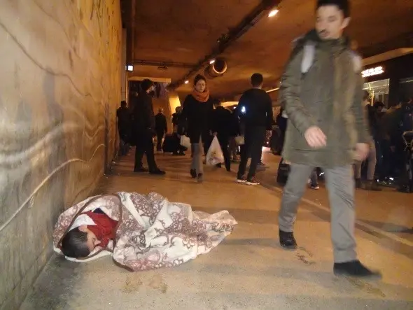 Taksim'de Battaniye Sarılıp Uyuyan Çocuk Yürekleri Sızlattı