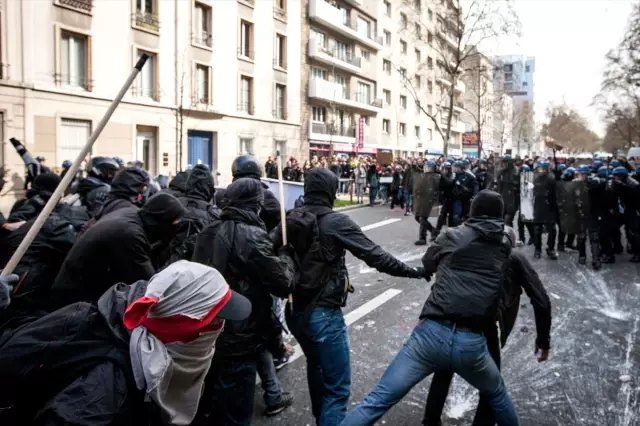 Paris'te Polis Şiddetine Karşı Protesto