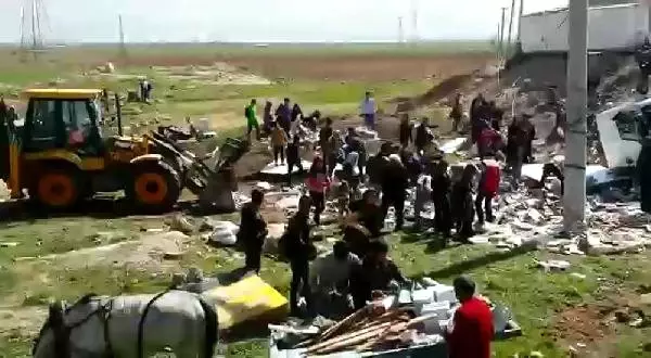 Devrilen TIR'daki Yiyecekler Böyle Yağmalandı!