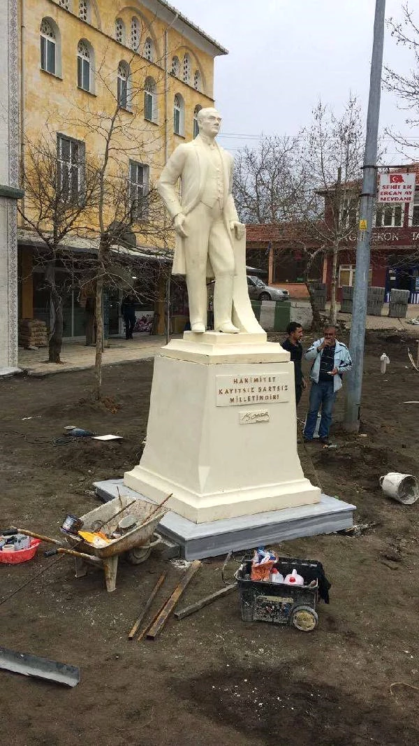 Atatürk'ün Heykelinin Başına Poşet Sarılıp Taşınması Tepkilere Neden Oldu