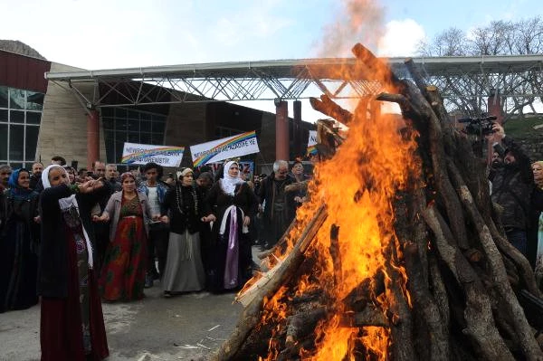 Hakkari'deki Nevruz Kutlamalarında HDP ve DBP'liler Türk Bayrağı Astı