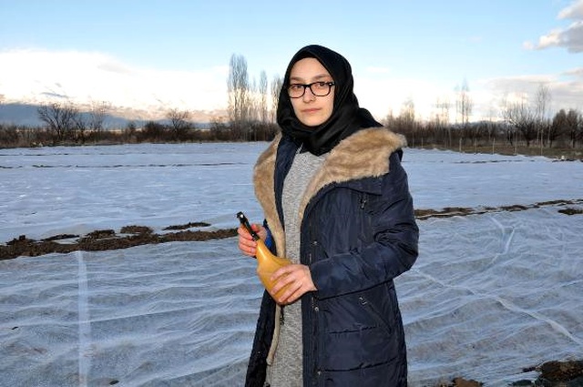 Liseli Nazire, Bitkileri Donmaya Karşı Koruyan Solüsyon Yaptı