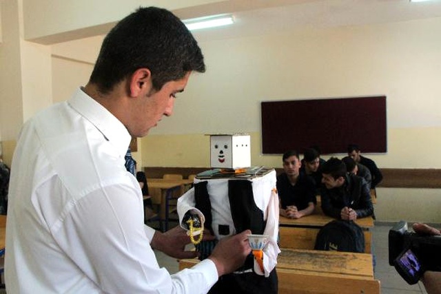 Şanlıurfalı Öğrenci, Atık Malzemelerden Robot Yaptı