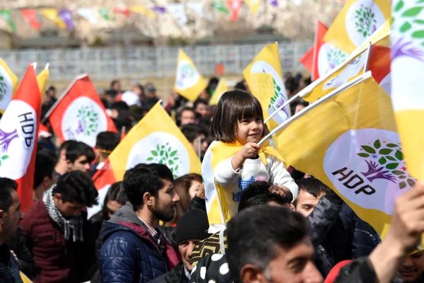 Nevruz Kutlamasında Açılan Öcalan Posterlerini HDP'li Yöneticiler İndirdi