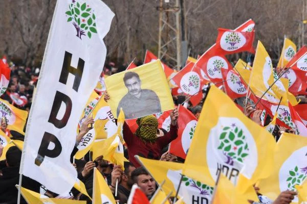 Nevruz Kutlamasında Açılan Öcalan Posterlerini HDP'li Yöneticiler İndirdi