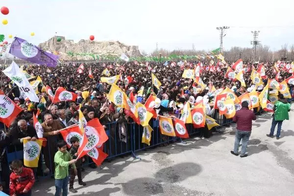 Nevruz Kutlamasında Açılan Öcalan Posterlerini HDP'li Yöneticiler İndirdi