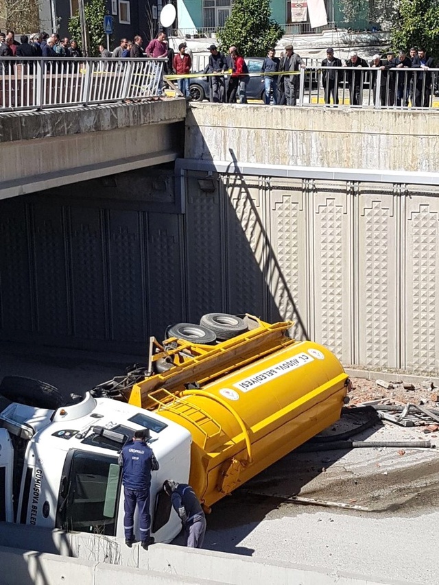 Freni Boşalan Vidanjör, Üst Geçitten Aşağıya Uçtu