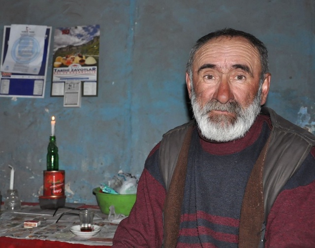 Kars'ta Kalp Hastası Yaşlı Adam Mum Işığında Yaşam Mücadelesi Veriyor