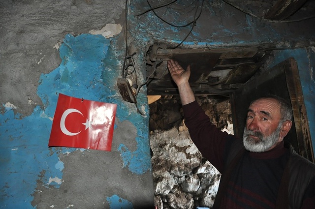 Kars'ta Kalp Hastası Yaşlı Adam Mum Işığında Yaşam Mücadelesi Veriyor