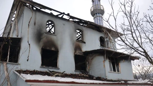 Yunanistan'da Restore Edilen Tarihi Caminin Çatısında Yangın Çıktı