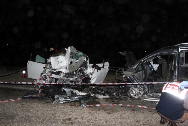 Manisa'da İki Araç Kafa Kafaya Çarpıştı: 2 Ölü, 10 Yaralı