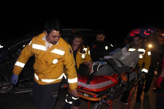 Manisa'da İki Araç Kafa Kafaya Çarpıştı: 2 Ölü, 10 Yaralı