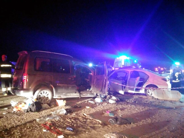 Manisa'da İki Araç Kafa Kafaya Çarpıştı: 2 Ölü, 10 Yaralı