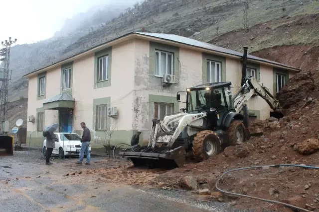 Heyelan Nedeniyle Kopan Dev Kaya Öğretmen Evine Girdi