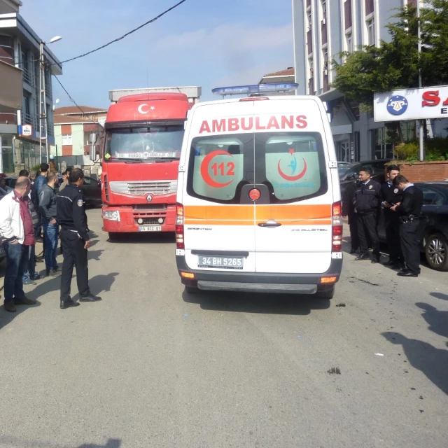 Ataşehir'de Karşıdan Karşıya Geçen Kadın TIR'ın Altında Kaldı