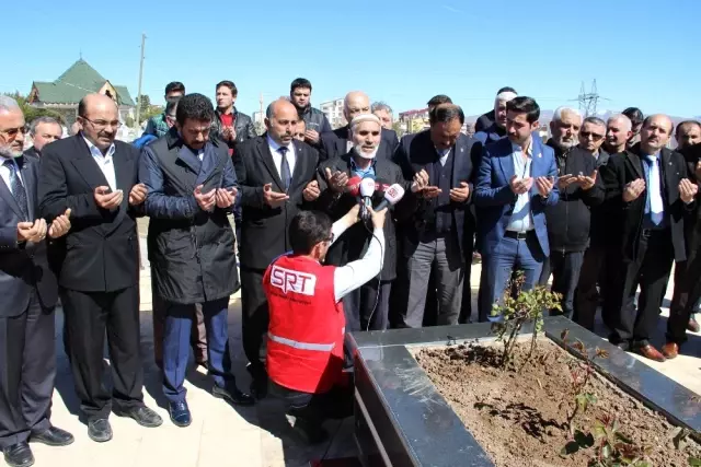 Minik Şevval, Hiç Görmediği Babasının Mezarına Sarılarak Gözyaşı Döktü