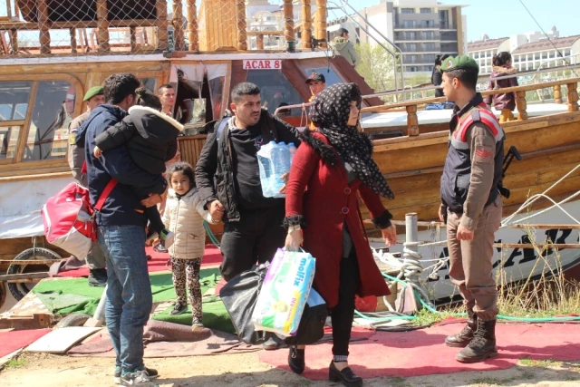 Ekiplerden Kaçarken Suya Atlayan Mülteci, Soğuk Suda Şoka Girdi