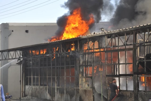 Mobilya Fabrikasında Yangın Çıktı, İşçiler Kendilerini Güçlükle Dışarı Attı