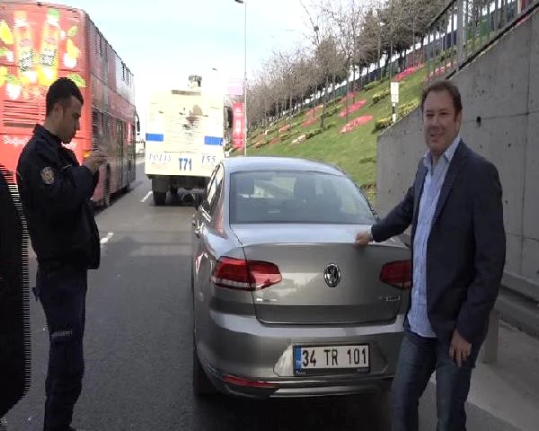 Oyuncu Şoray Uzun'un Otomobiline TOMA Çarptı