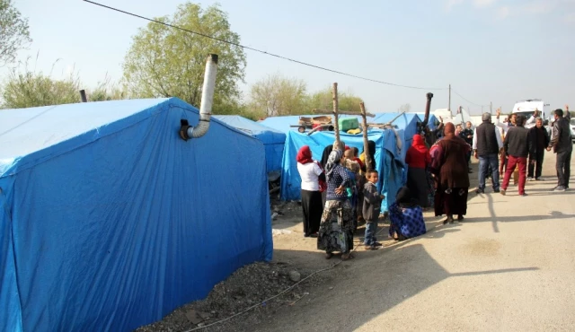 Adana'da Çadırlarda Yaşayan Suriyeliler Satırlı Sopalı Kavga Etti