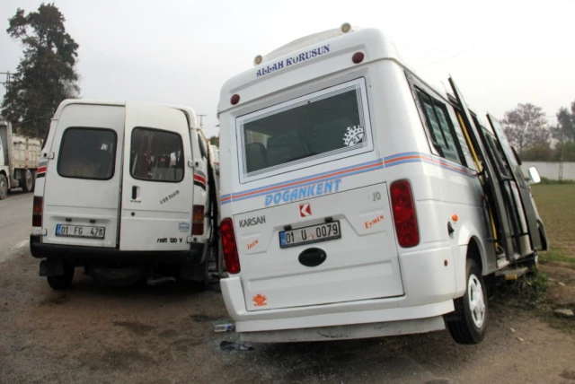 Adana'da Minibüsler Birbirine Girdi: 1 Ölü, 18 Yaralı