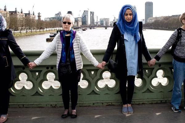 İngiltere'deki Müslüman Kadınlar Teröre Karşı Zincir Oluşturdu