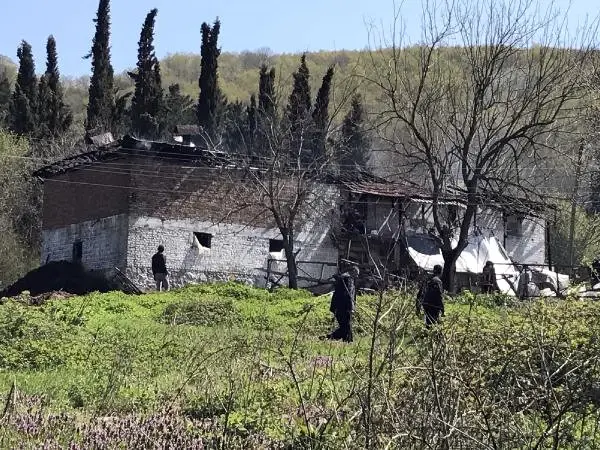 Sakarya'da 3 Çocuk Üstlerine Kilitlenen Evde Yanarak Öldü