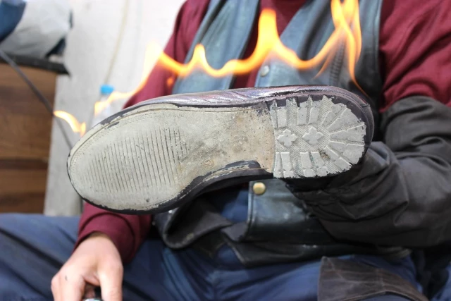 20 Yıllık Usta, Ayakkabısının Rengini Beğenmediği İçin Boyacı Oldu