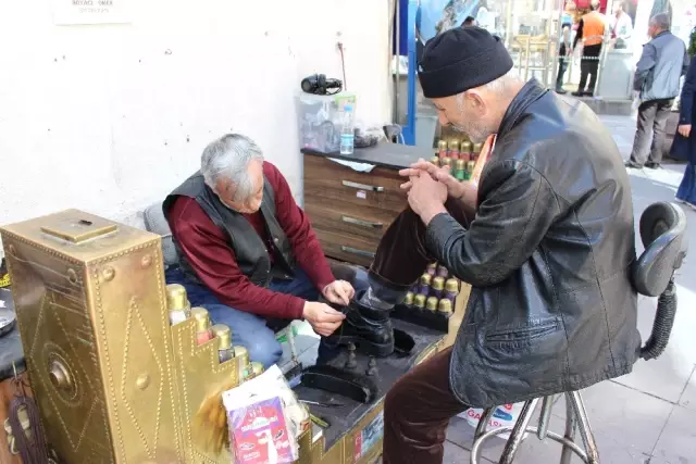 20 Yıllık Usta, Ayakkabısının Rengini Beğenmediği İçin Boyacı Oldu