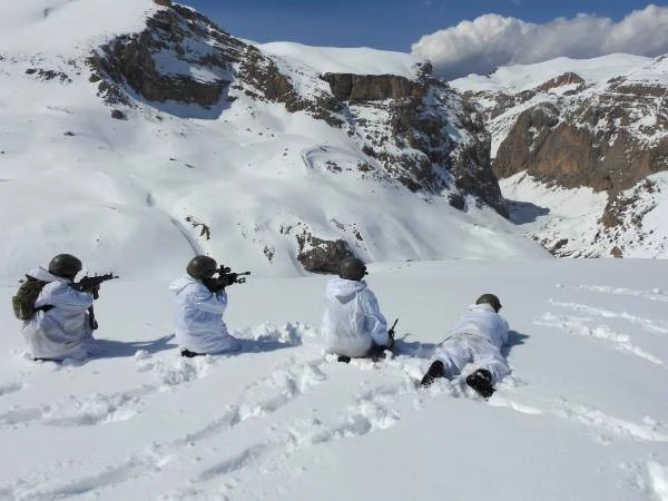 Erzincan'da Teröristlerin Sığınakları İmha Edildi