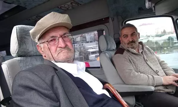 Evde Uyuyamayan 80 Yaşındaki Baba, Oğlunun Servisinde Uyuyor