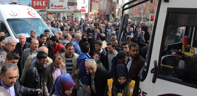 Vatandaşlar, Otobüsün Ezdiği Yaşlı Kadını Film İzler Gibi Seyretti