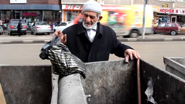Bastonuyla Çöpten Yiyecek Arayan Yaşlı Adam Yürek Burktu