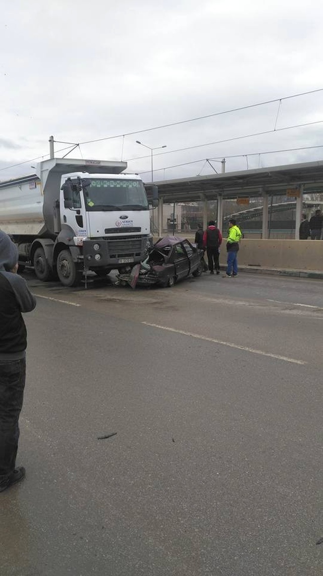 Bursa'daki Kazada Sürücü, Pert Olan Araçtan Sağ Çıktı