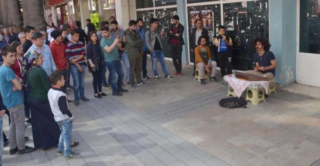 İran'dan Kaçan Arman, Türkiye'de Sokak Müzisyenliği Yapıyor