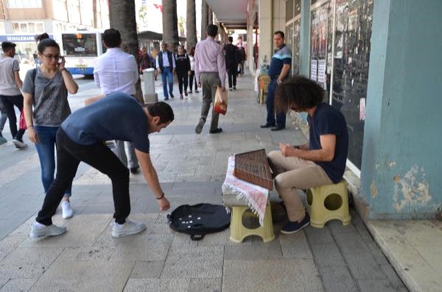 İran'dan Kaçan Arman, Türkiye'de Sokak Müzisyenliği Yapıyor