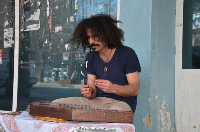 İran'dan Kaçan Arman, Türkiye'de Sokak Müzisyenliği Yapıyor