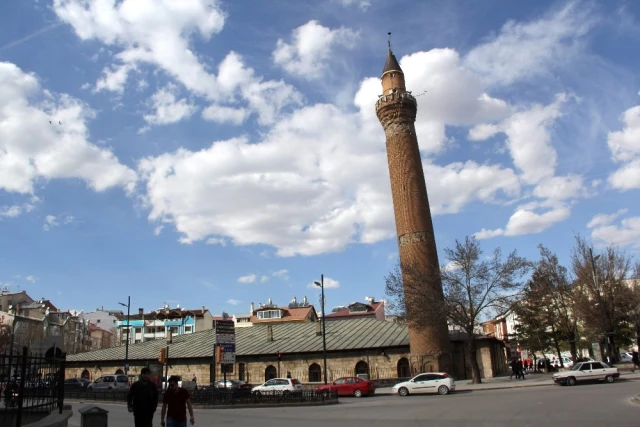 Sivas'ın Ulucami Minaresi Asırlardır Hareket Ediyor