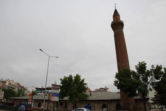 Sivas'ın Ulucami Minaresi Asırlardır Hareket Ediyor