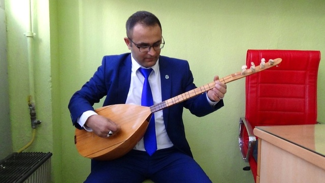Görme Engelli İsmail, Sazı Ensesinde Çalıyor