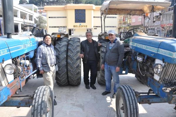 Traktörünün Devrilmesini Önlemek İsteyen Çiftçi, İki Arka Tekerlek Daha Ekledi