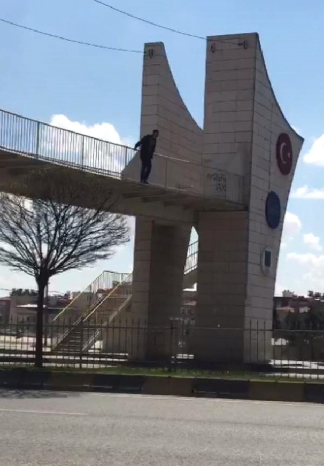 Gaziantep'te Üst Geçitten Atlayan Adam Yaralandı