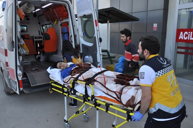 Anneannesi Vurulan Genç, Ambulansın Arkasına Alınmayınca Olay Çıkardı