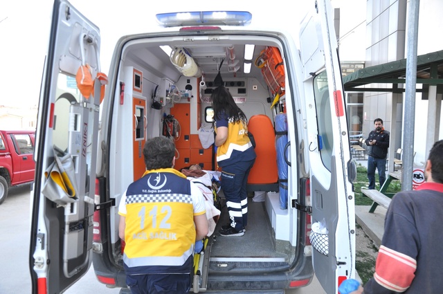 Anneannesi Vurulan Genç, Ambulansın Arkasına Alınmayınca Olay Çıkardı