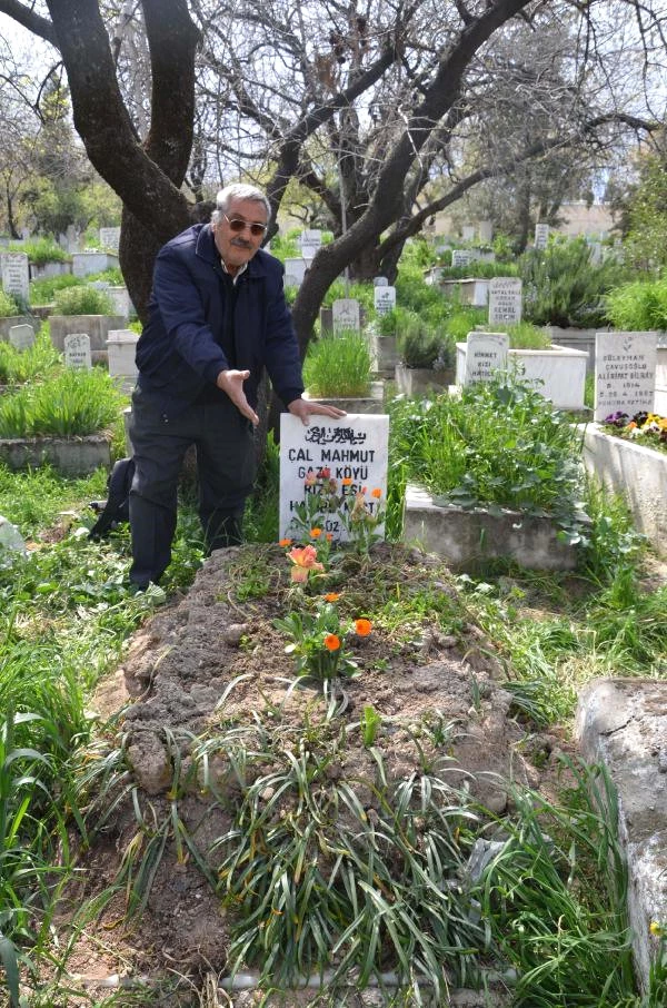 Annesinin Mezarındaki Mermerlerin Çalındığını Gören Adam, İsyan Etti