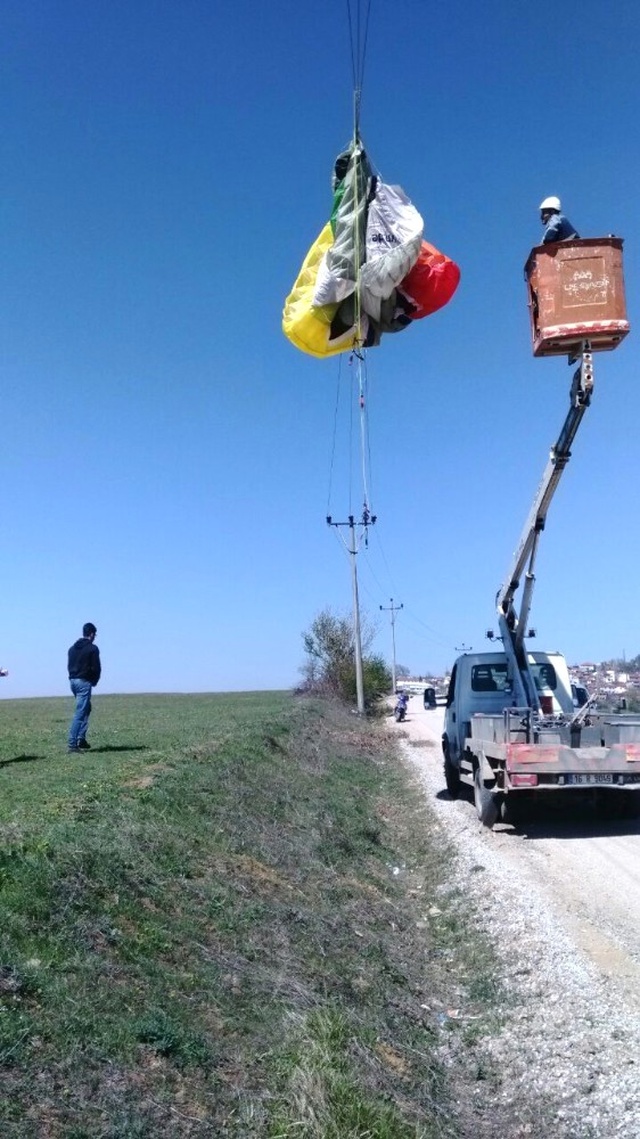 İranlı Yamaç Paraşütçüsü, 34 Bin Voltluk Elektrik Tellerine Dolandı