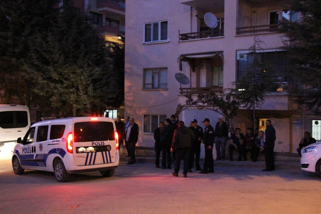 Bekçi, İş Çıkışı Babasını ve Karısını Vurup İntihar Etti
