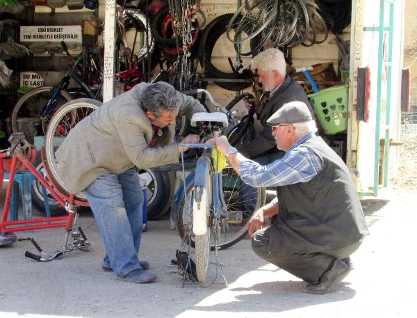 Afyon'da Seyyar Bisiklet Tamircisi, Müşterilerinin Ayağına Gidiyor